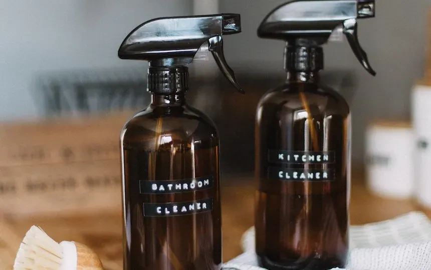 Produits de nettoyage faits maison - Seulement 3 ingrédients nécessaires main