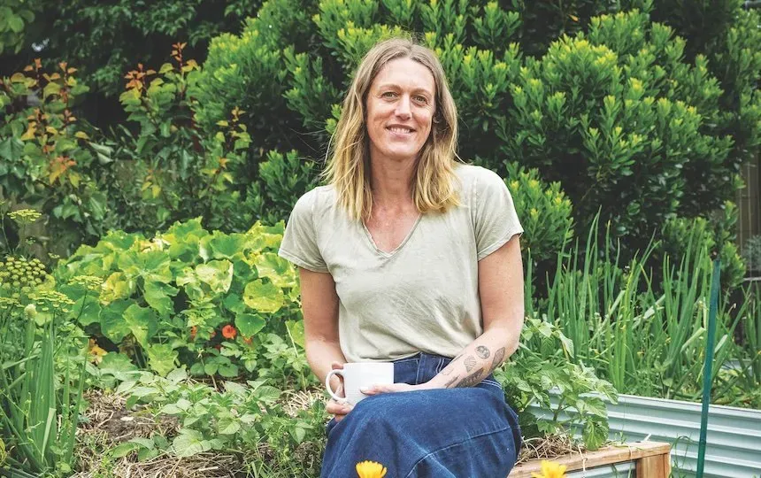 Alors que la surconsommation continue d'alimenter la crise climatique, une designer de bâtiments tasmanienne, Jane Hilliard, claironne tranquillement l'idée que moins c'est en fait plus.